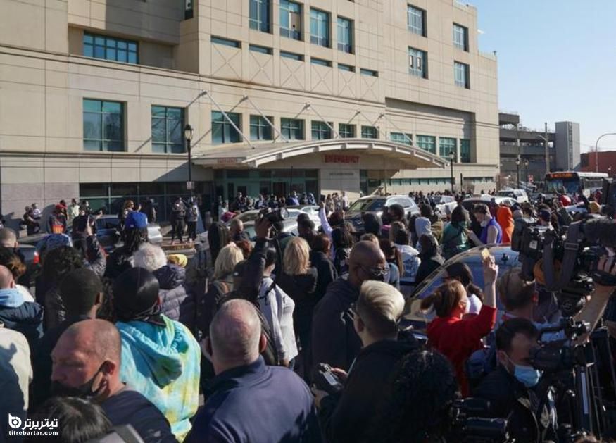 تجمع هواداران DMX رپر مشهور آمریکایی مقابل بیمارستان 