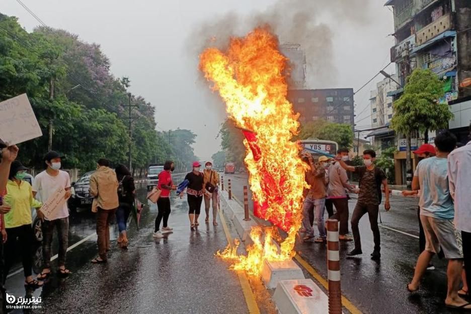 معترضان ضد کودتا پرچم چین را در یانگون میانمار سوزاندند