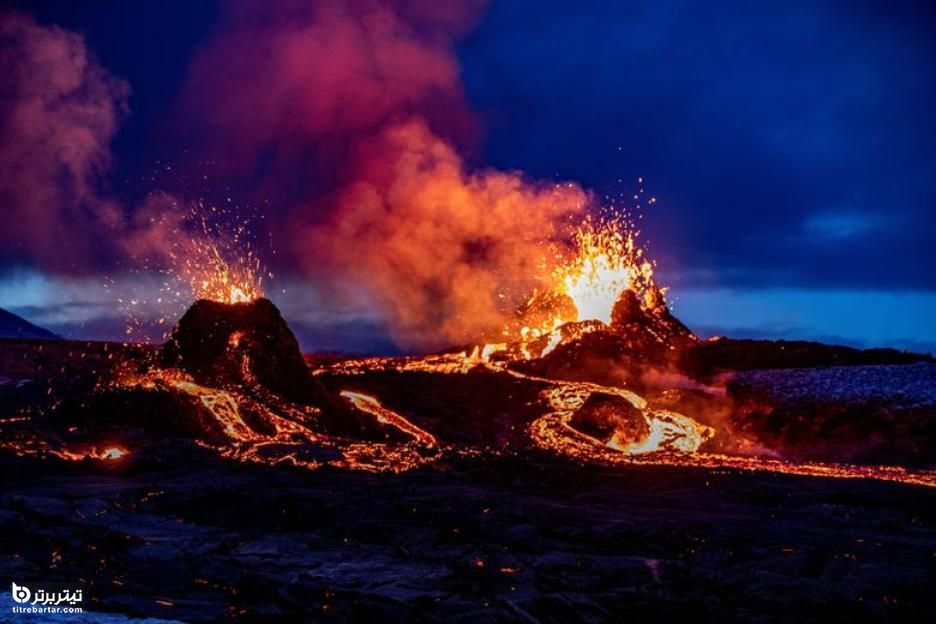 خورج گدازه از شکاف جدیدی از کوهی در شبه جزیره ریکیانس ، ایسلند