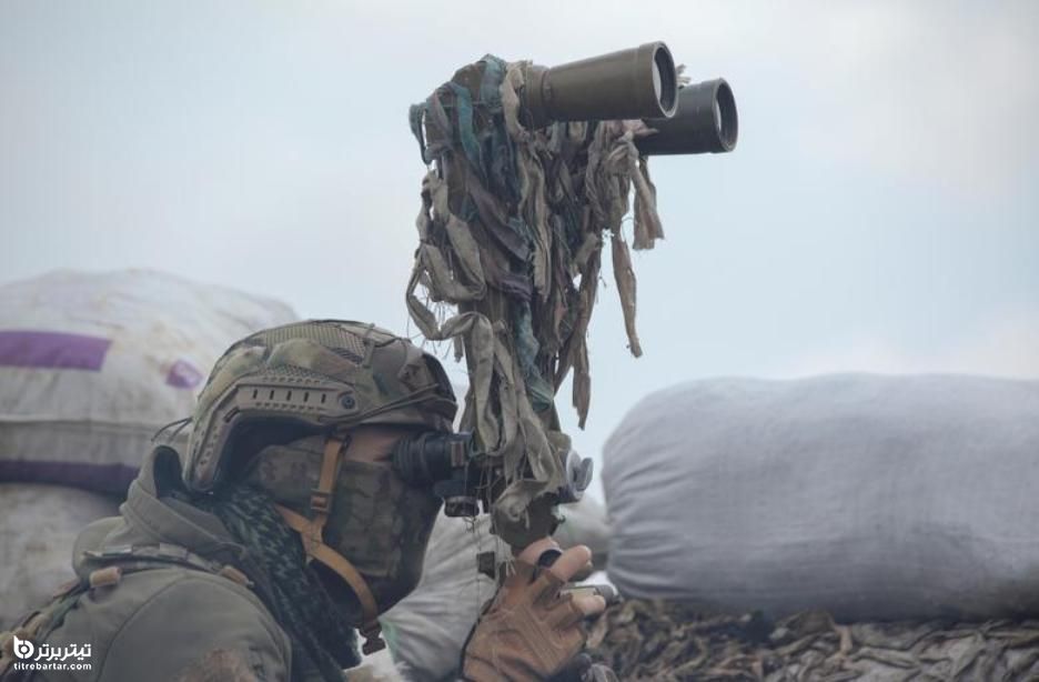 دوربین شکاری یک سرباز نیروهای مسلح اوکراین هنگام مشاهده منطقه در مواضع جنگی تحت کنترل شورشیان 