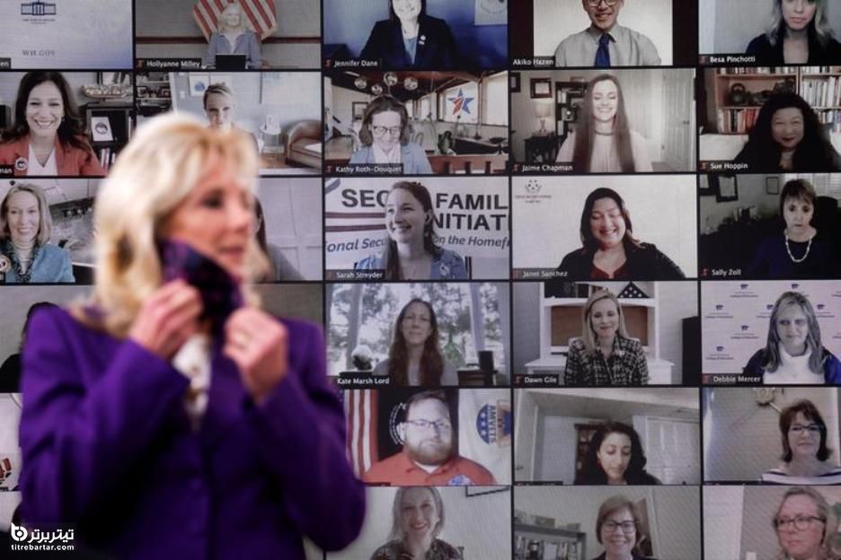 خانواده های ارتش آمریکا هنگام روی صحنه رفتن بانوی اول جیل بایدن در کاخ سفید از صفحه رایانه خود تماشا می کنند