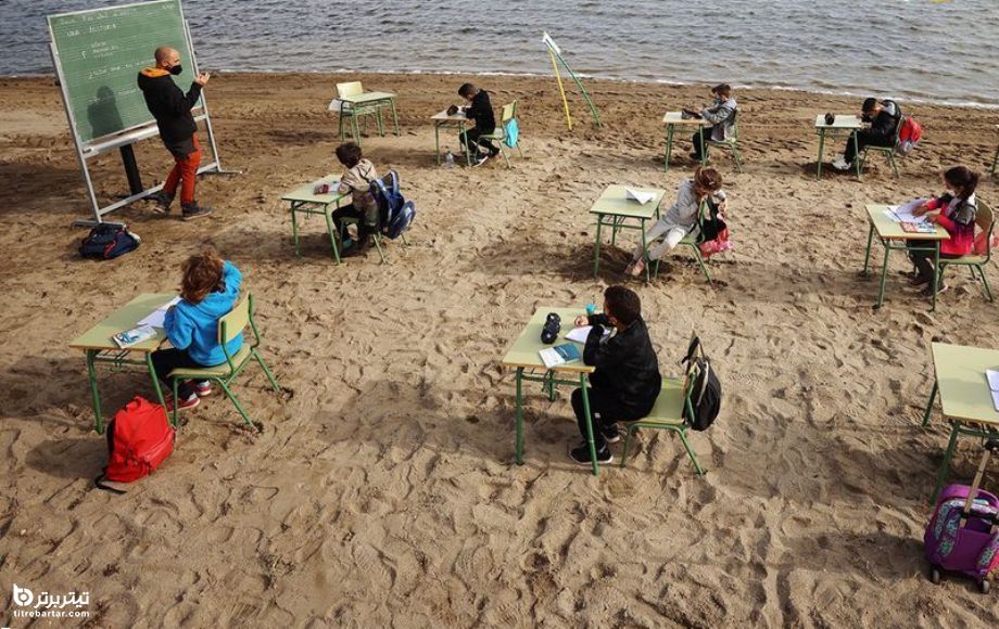 دانش آموزان مدرسه‌ای در اسپانیا کلاس‌های درس خود را در ساحل دریا برپا کردند.