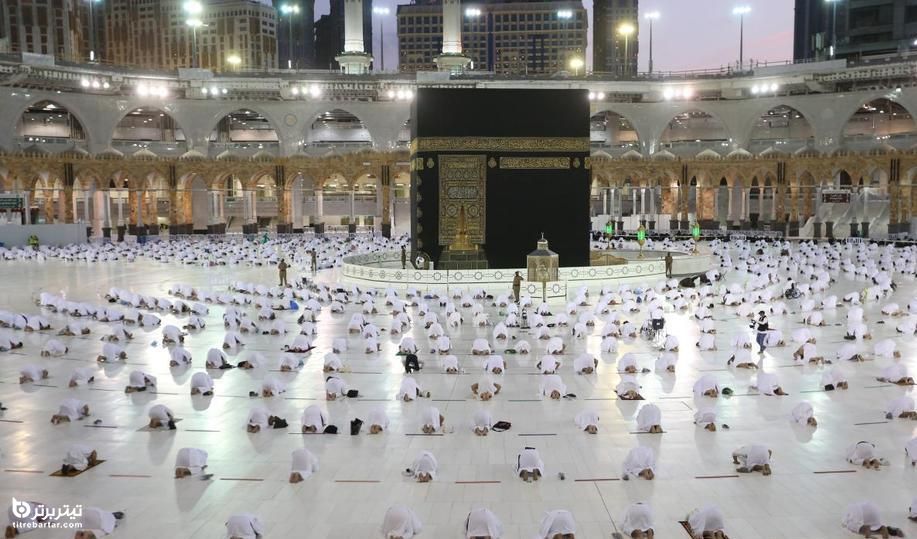  صدها زائر مسلمان در اولین روز ماه رمضان در مکه مکرمه نماز تراویج را اقامه کردند. 