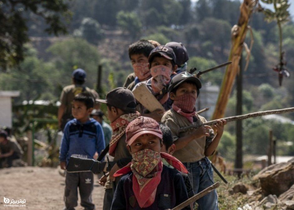 کودکان در یکی از روستاهای مکزیک کودکان آموزش نظامی برای مقابله با گروه‌های تبهکار و مافیای مواد مخدر می بینند