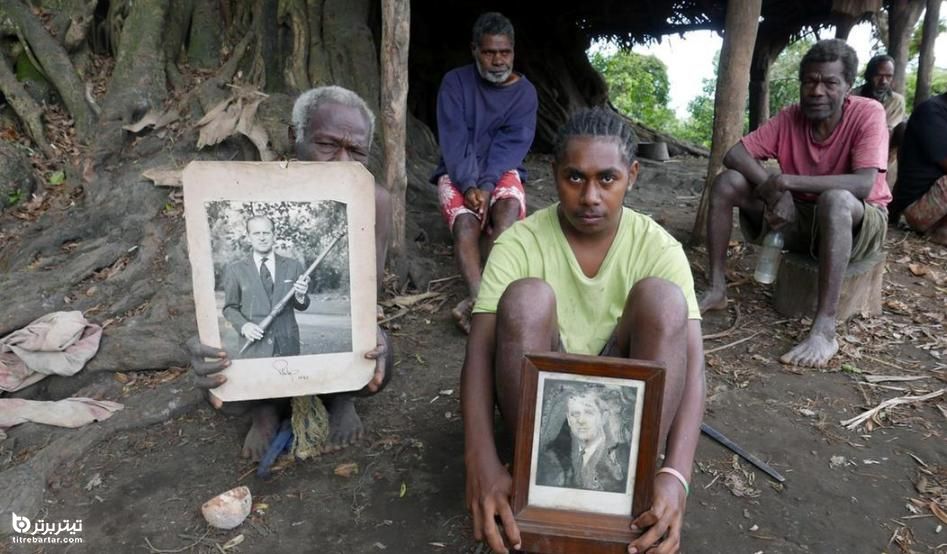 اعضای یک قبیله دورافتاده‌ در روستا‌های اقیانوس آرام تصاویری از شاهزاده فیلیپ را پس از مرگ او در دست گرفتند