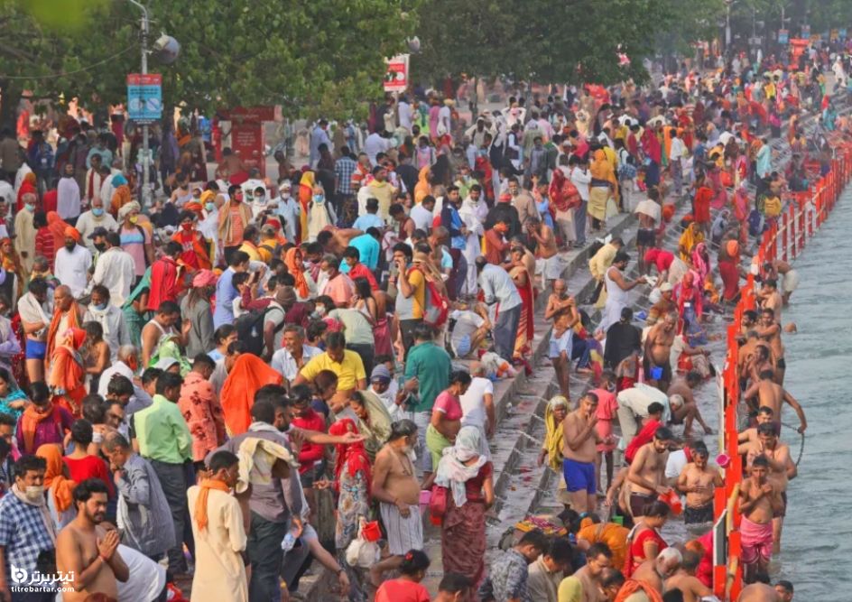 ده‌ها هزار نفر در هند برای غسل کردن در رود مقدس گنگ گرد آمده‌اند