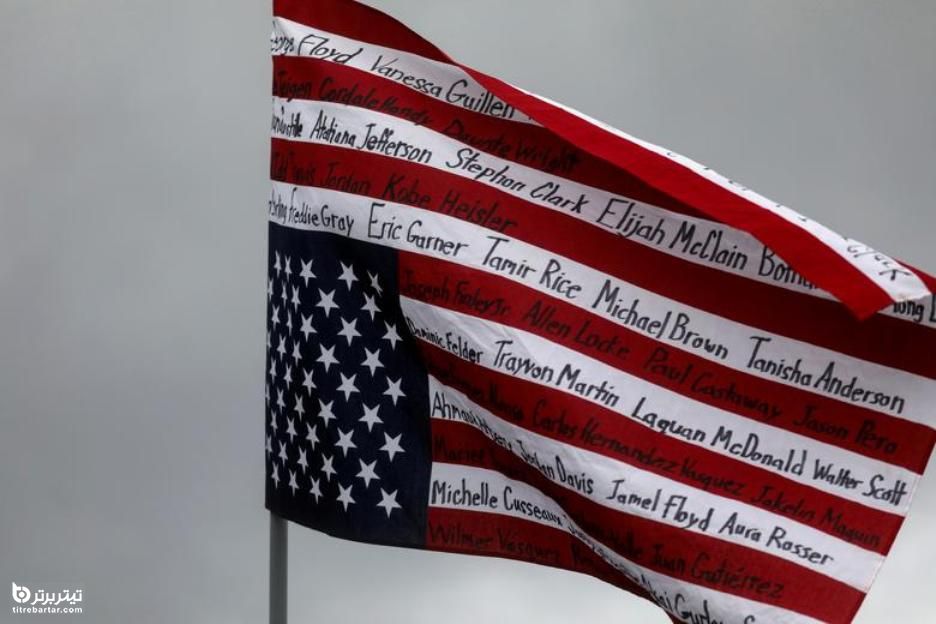 نصب پرچم آمریکا به صورت وارونه با نام افراد رنگین کشته شده در بازداشت پلیس و راهپیمایی اعتراض آمیز اخیر