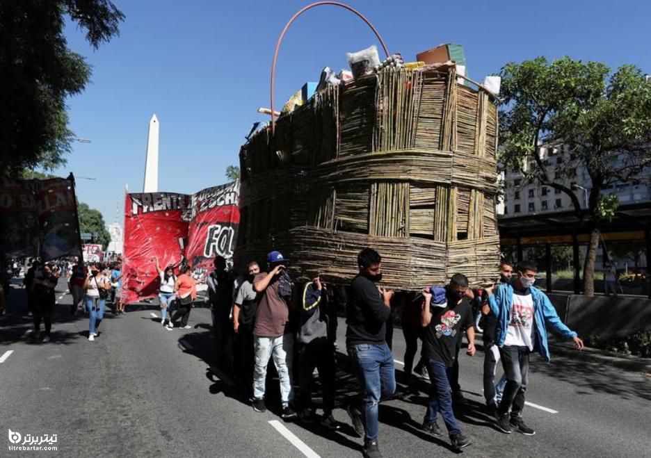 حمل یک سبد با محصولات اساسی ساخته شده از مقوا در خیابان‌های آرژانتین به عنوان اعتراض به دستمزد و شرایط اقتصادی