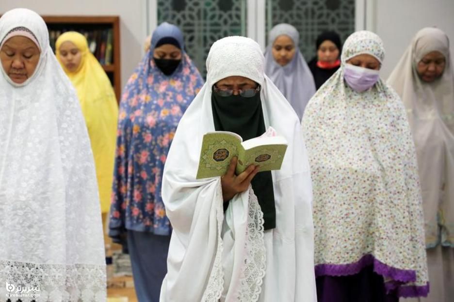 نماز خواندن زنان مسلمان مالزی در اولین روز ماه مبارک رمضان
