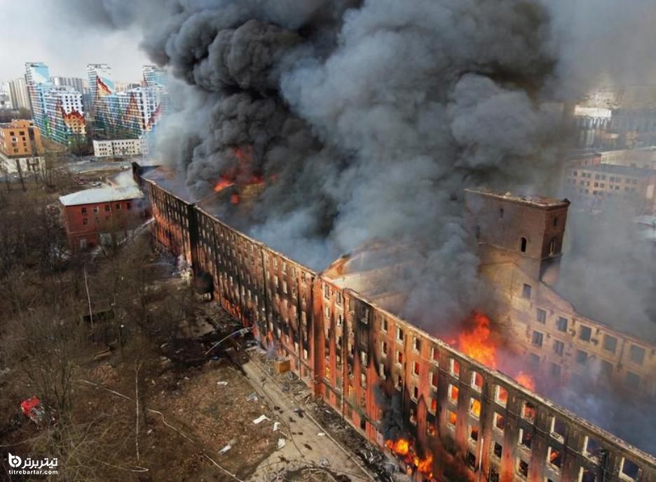 شعله های آتش و دود در پی آتش سوزی کارخانه ای در مرکز سن پترزبورگ روسیه