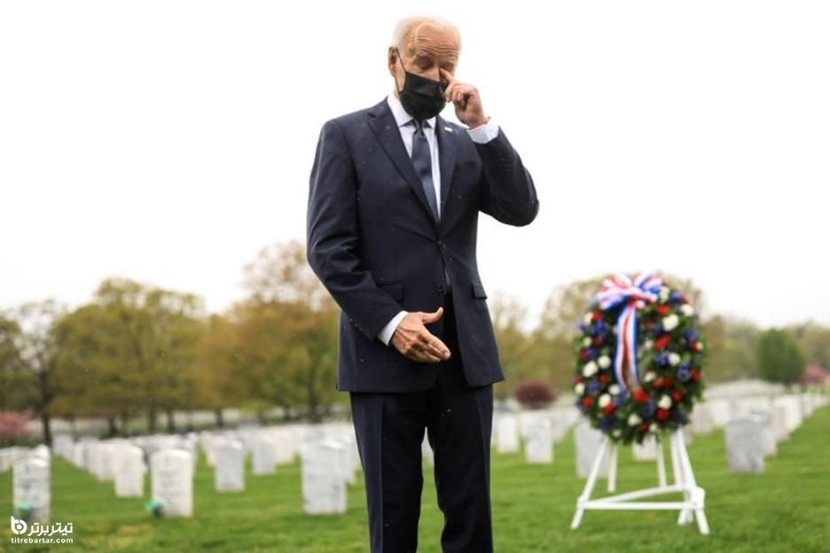 لحظه پاک کردن اشک توسط جو بایدن هنگام ادای احترام در گورستان ملی آرلینگتون، ویرجینیا 