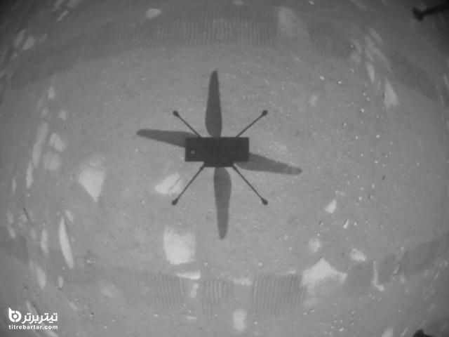 سایه ابتکار هلیکوپتر مریخ ناسا در اولین پرواز خود روی این سیاره