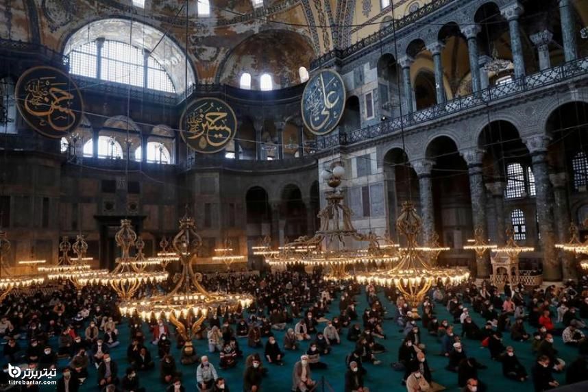 نمازگزاران در اولین جمعه ماه مبارک رمضان در مسجد جامع ایاصوفیه در استانبول نماز می خوانند