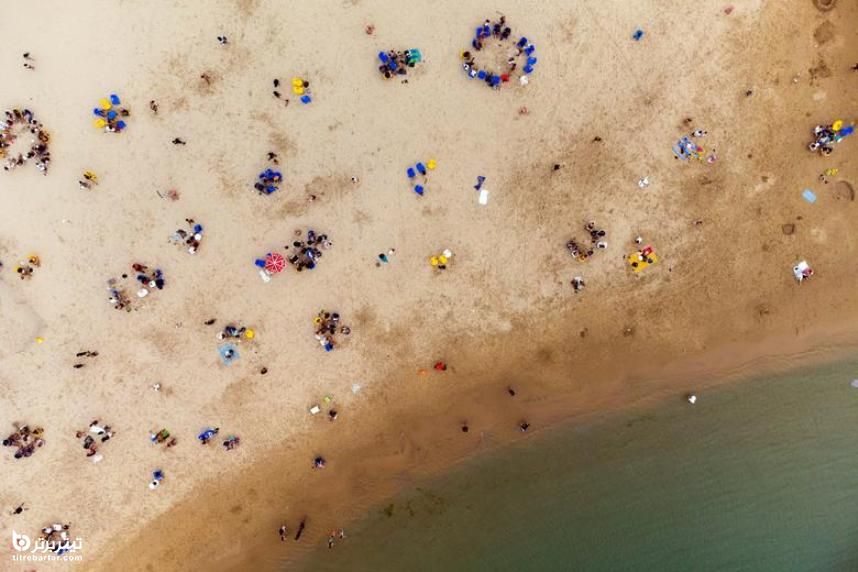با کاهش محدودیت ویروس کرونا اسرائیلی ها هنگام موج گرما از ساحل مدیترانه لذت می برند