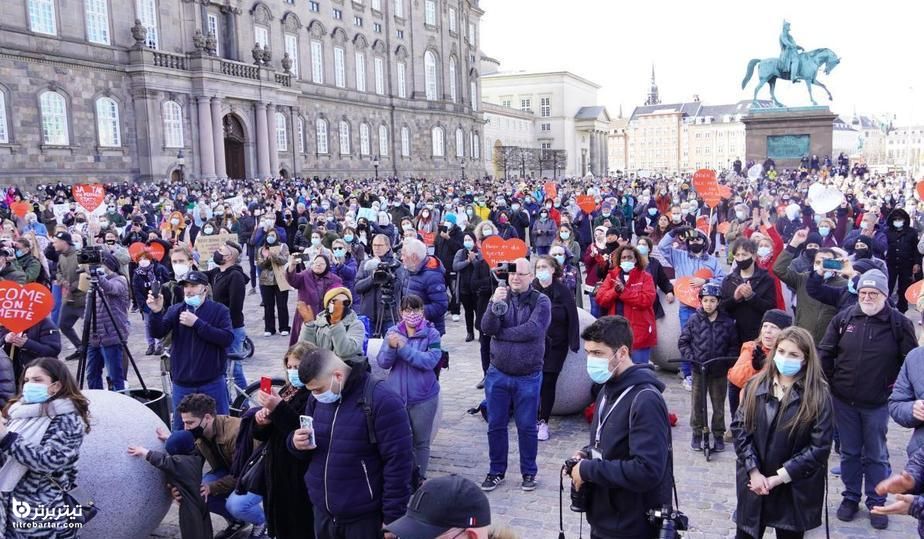 شهروندان دانمارکی با تجمع در میدان کاخ کریستین بورگ، نسبت به بازگرداندن پناهجویان سوری اعتراض کردند