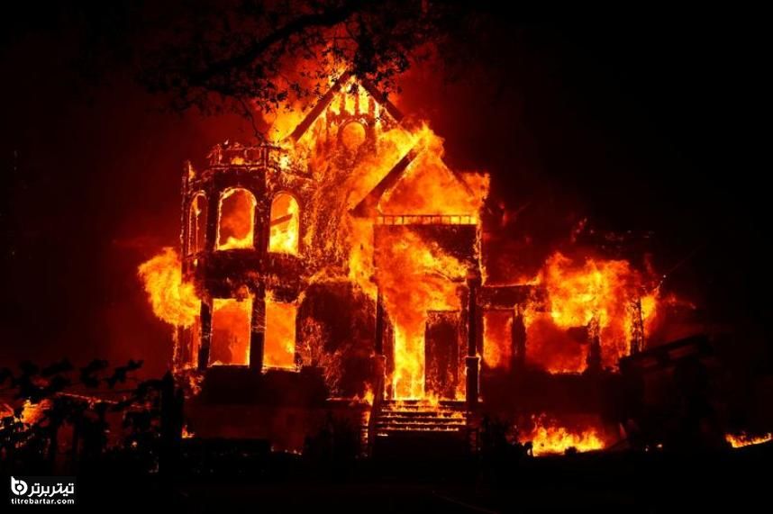 خانه ای در سنت هلنا ، کالیفرنیا کاملاً در آغوش شعله های آتش دیده می شود