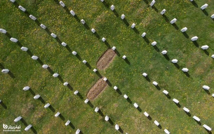 نمای هوایی از مرکز یادبود نسل کشی Srebrenica-Potocari در بوسنی و هرزگوین