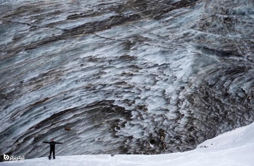 عکس یک توریست با یخچال طبیعی بوگدانوویچ واقع در رشته کوه تیان شان در قزاقستان