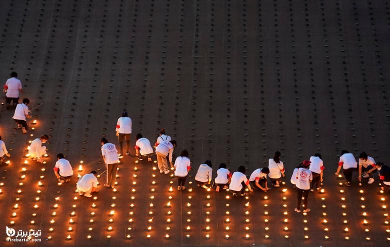 روشن کردن 330،000 شمع به شکل زمین برای ثبت یک رکورد جهانی گینس در روز زمین در تایلند