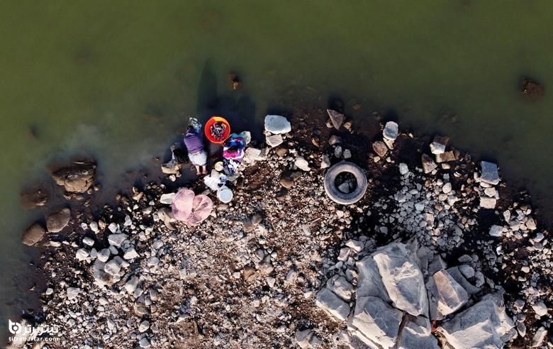 شستن لباس ها در ساحل سد ویلا ویکتوریا به دلیل کم آبی