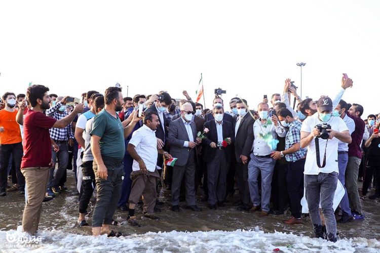 میتینگ سیاسی احمدی نژاد در کنار ساحل دیر