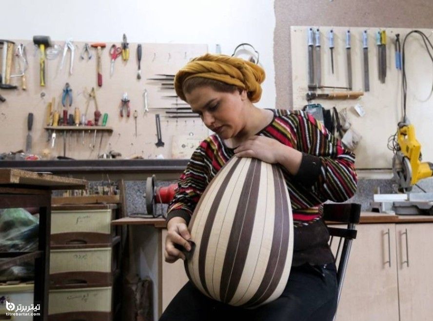 فاطمه موسوی هنرمند ایرانی سازنده سازهای عود و تار