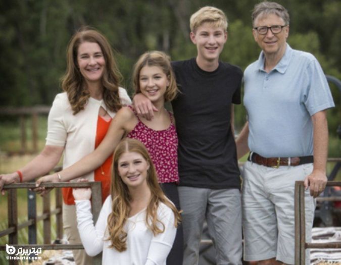 بیل گیتس در کنار همسر و سه فرزندش