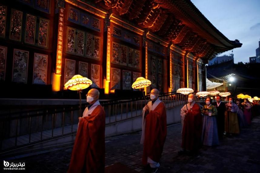 راهبان بودایی در جشن موعد تولد بودا در معبدی در سئول 