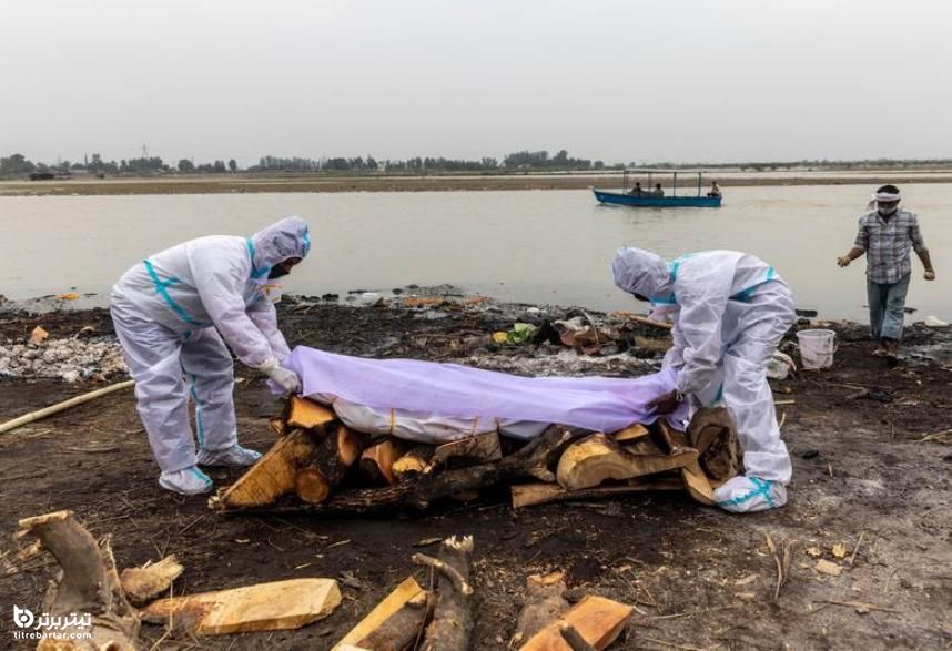 انتقال و سوزاندان اجساد فوتی های کرونا در ساحل رودخانه گنگ