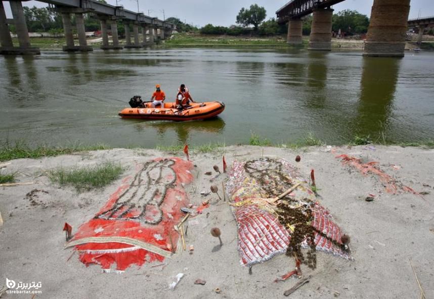 دفن کردن جسد فوتی های کرونایی هند در کرانه رود گنگ