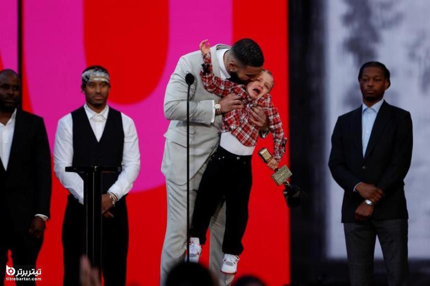 دریک و پسرش در حال ردیافت بهترین جوایز موسیقی بیلبورد2021