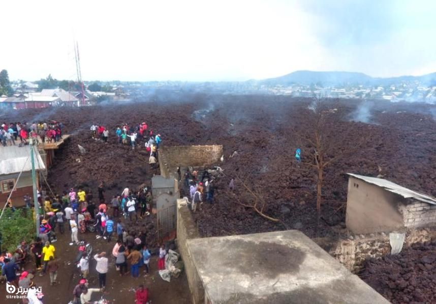 حضور مردم کنگو در نزدیکی خانه‌های تخریب شده بر اثر گدازه و فوران آتشفشان کوه نیراگونگو