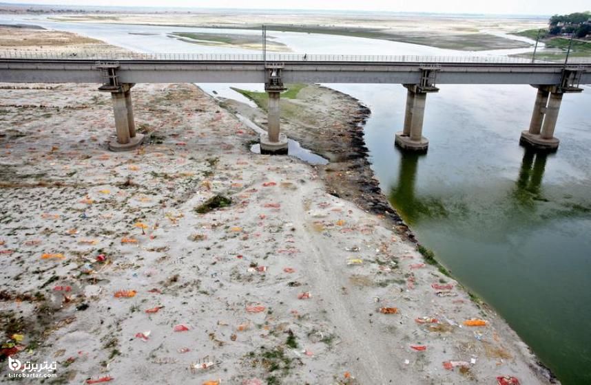نمایی از گورهای ماسه‌ای محل دفن اجساد فوتی های کرونایی هند در کرانه رود گنگ
