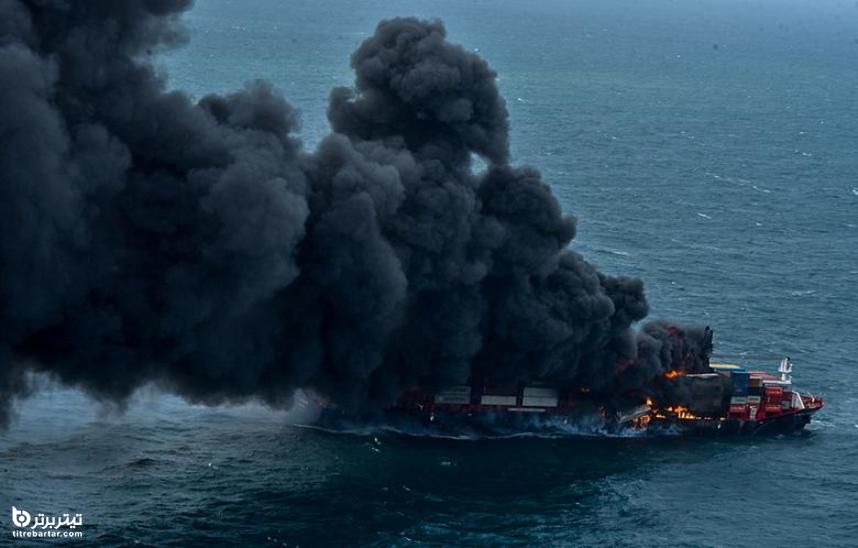 بلند شدن دود غلیظ از آتش سوزی یک کشتی کانتینر در نزدیکی بندر کلمبو ، سریلانکا