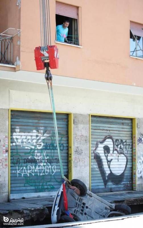 سقوط یک خودرو درون چاله‌ای در مجاورت یک ساختمان آپارتمانی در رم ایتالیا