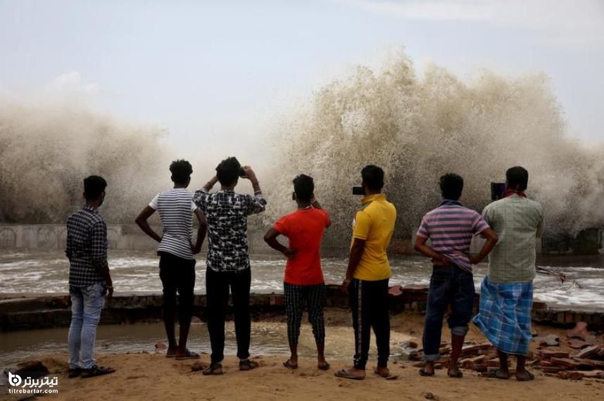 لحظه ثبت شکستن امواج در ساحل به دنبال طوفان در هند