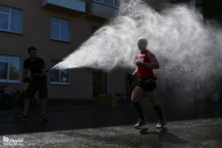 خنک کردن شرکت کنندگان در مسابقه دو ماراتون روسیه با پاشیدن آب