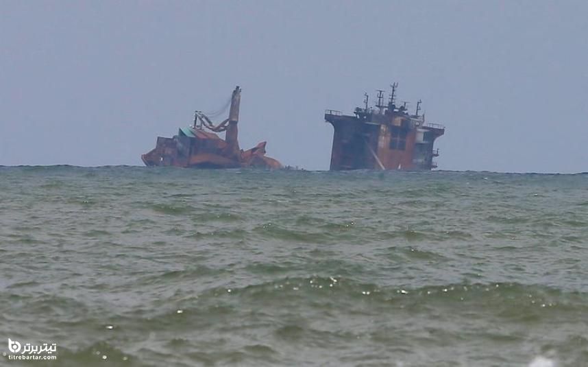 لحظه غرق شدن یک کشتی باری در بندر کلمبو سریلانکا