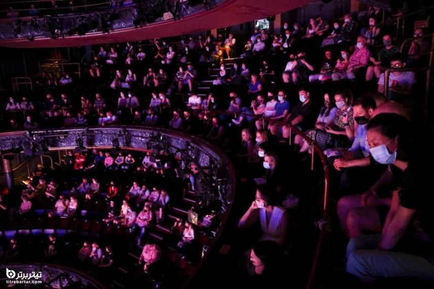 حضور تماشاگران در کاخ تئاتر لندن برای تماشای یک نمایش