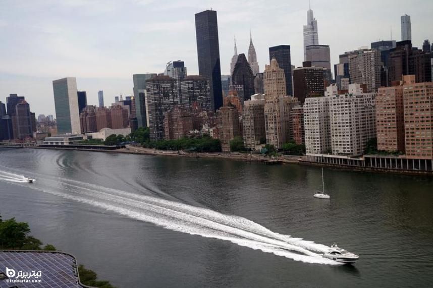 عبور یک قایق از رودخانه ای در نیویورک 