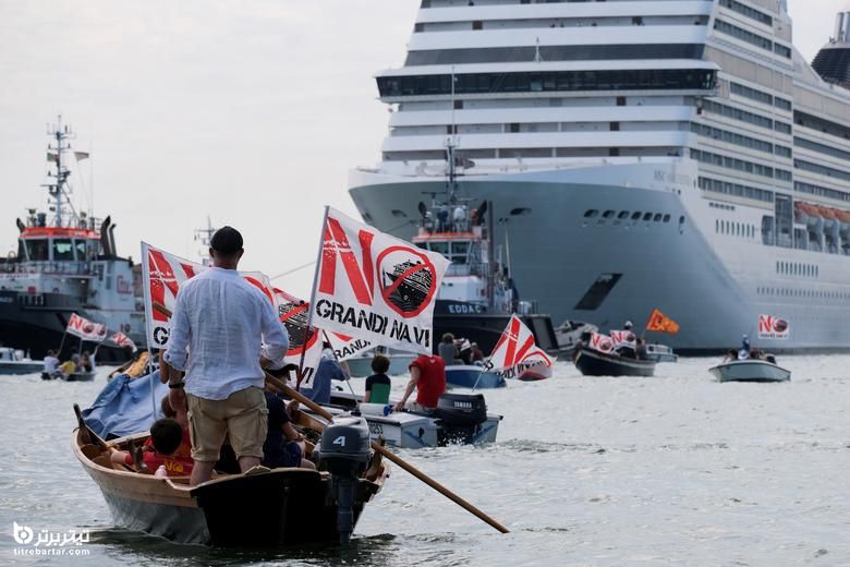 تجمع مردم معترض با قایق های کوچک دور یک کشتی تفریحی غول پیکر در ونیز ایتالیا