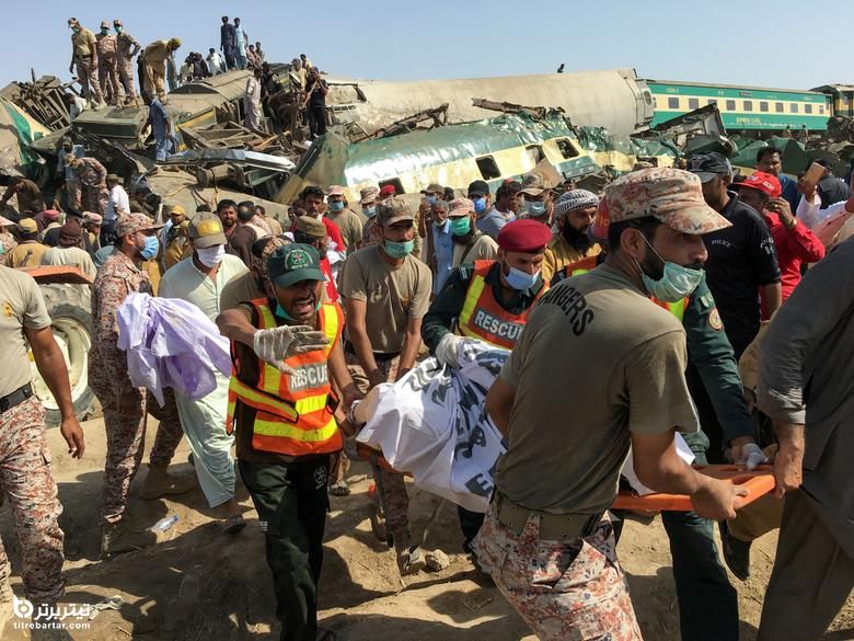 حمل جسد مسافران کشته شده بر اثر برخورد دو قطار مسافربری در پاکستان