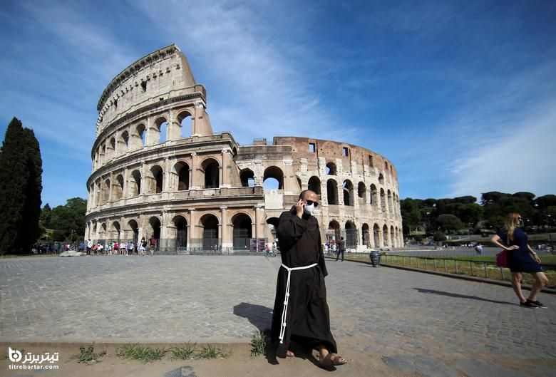 سوژه شدن صحبت کردن یک کشیش با تلفن همراه در خارج از کولوسئوم در رم، ایتالیا