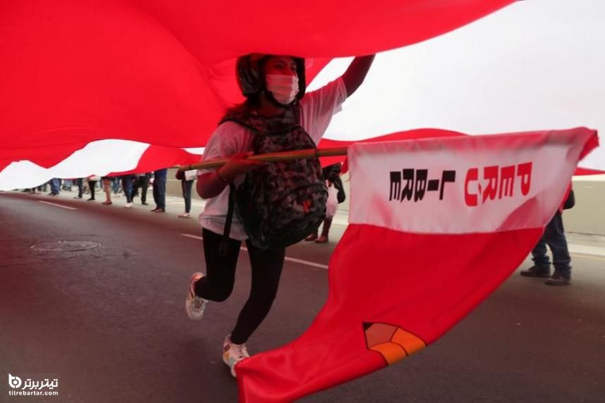 طرفدار نامزد انتخابات ریاست جمهوری پرو، زیر پرچم غول این کشور می دوید