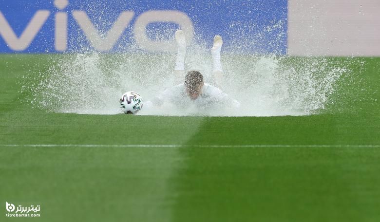 زمین خوردن بازیکن اتریشی به دلیل باران