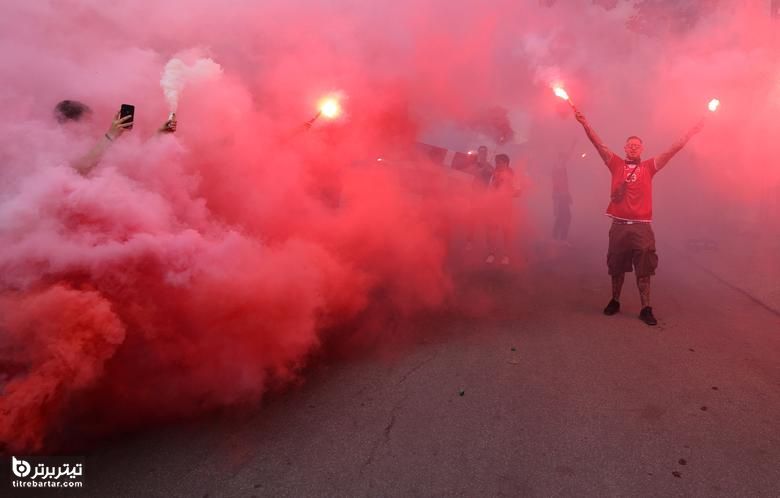 انتشار دود قرمز ناشی از شعله های آتش هواداران دانمارک قبل از بازی با فنلاند در خارج از ورزشگاه