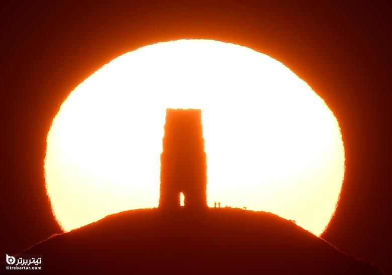 لحظه طلوع خورشید در کنار برج سنت مایکل انگلیس
