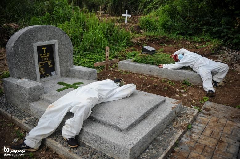 خوابیدن و استراحت کارکنان گورستانی در اندونزی پس از دفن یک فوتی کرونا