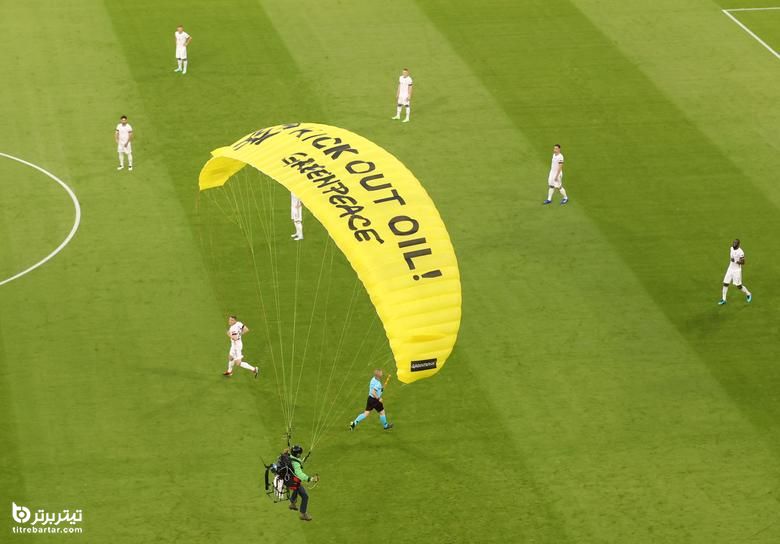 فرود چترباز معترض به زمین بازی آلمان-فرانسه در یورو 2020