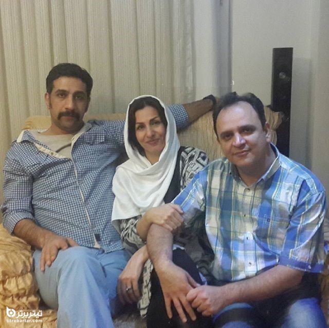 محمد نادری در کنار خواهر و شوهر خواهرش